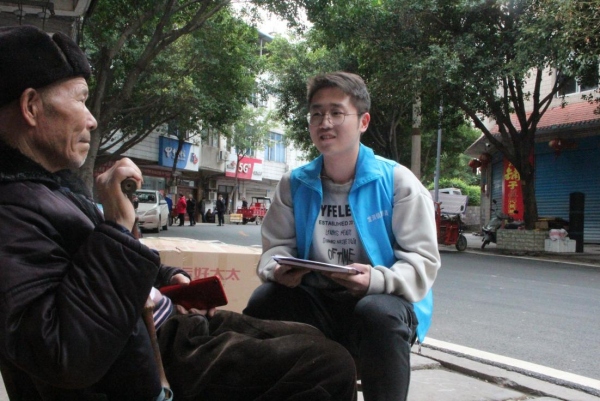 網(wǎng)格員陶正鑫了解獨(dú)居老人生活情況。龍洞鎮(zhèn)供圖