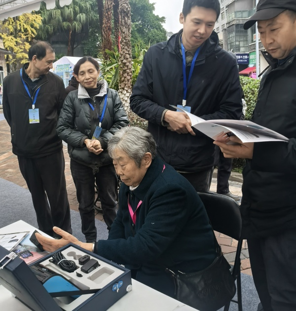 老年人健康指標(biāo)測試。重慶開放大學(xué)供圖