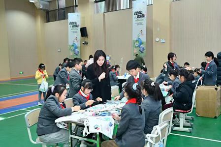 重慶科學(xué)城南開小學(xué)校垃圾分類環(huán)保袋創(chuàng)意繪畫現(xiàn)場。重慶高新區(qū)供圖