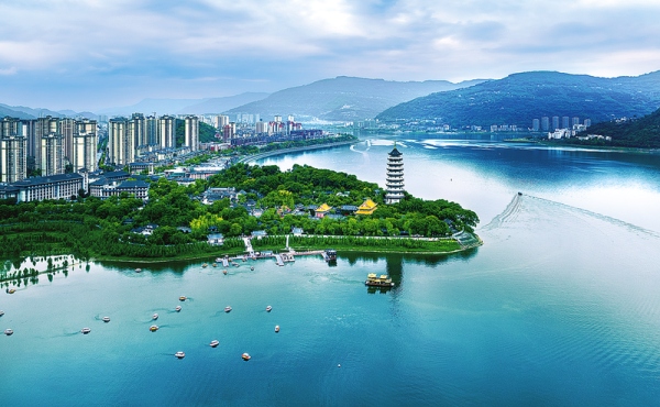 濱湖城市風(fēng)景如畫。喻強英攝