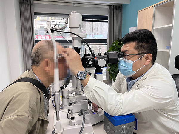 劉軍奇為患者檢查眼部情況。重慶普瑞眼科醫(yī)院供圖