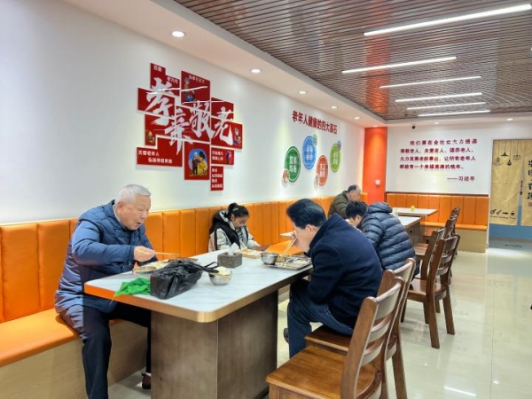 老人們享受就餐時刻。九龍坡區(qū)融媒體中心供圖