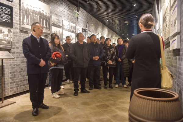 黨員干部參觀重慶建川博物館。洛磧鎮(zhèn)供圖
