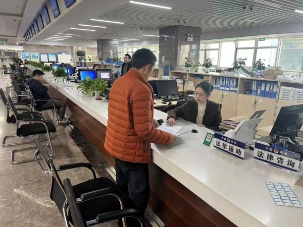 西部鍛煉青年律師為群眾提供法律咨詢。云陽縣司法局供圖