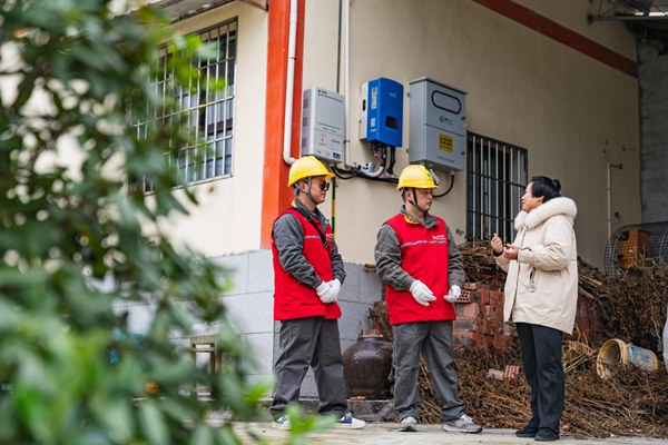 光伏用戶和電力人員交流光伏運(yùn)行情況。國網(wǎng)重慶永川供電公司供圖