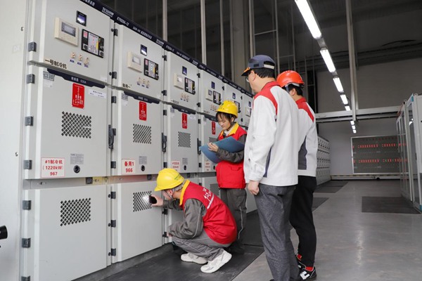 電力人員對企業(yè)開展安全檢查。國網(wǎng)重慶永川供電公司供圖