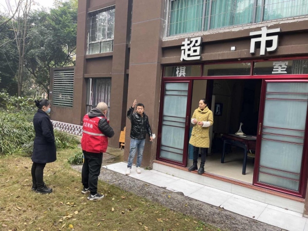 網(wǎng)格員上門解決問題。受訪單位供圖