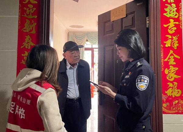 社區(qū)民警和網(wǎng)格員上門進行反詐宣傳。受訪單位供圖