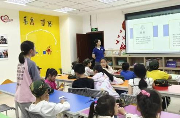 志愿者服務(wù)隊在民心佳園社區(qū)青少年之家進行宣講。西南政法大學(xué)供圖