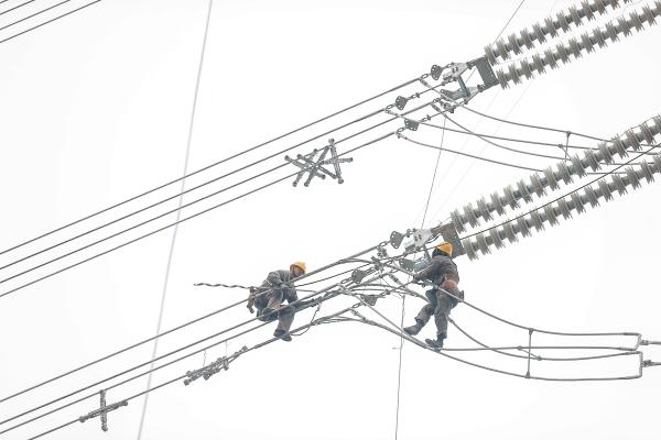 國網重慶市南供電公司的工作人員正在對改遷線路進行施工。郭旭攝
