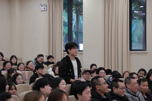 學(xué)生向肖祖賢提問。重慶理工大學(xué)供圖