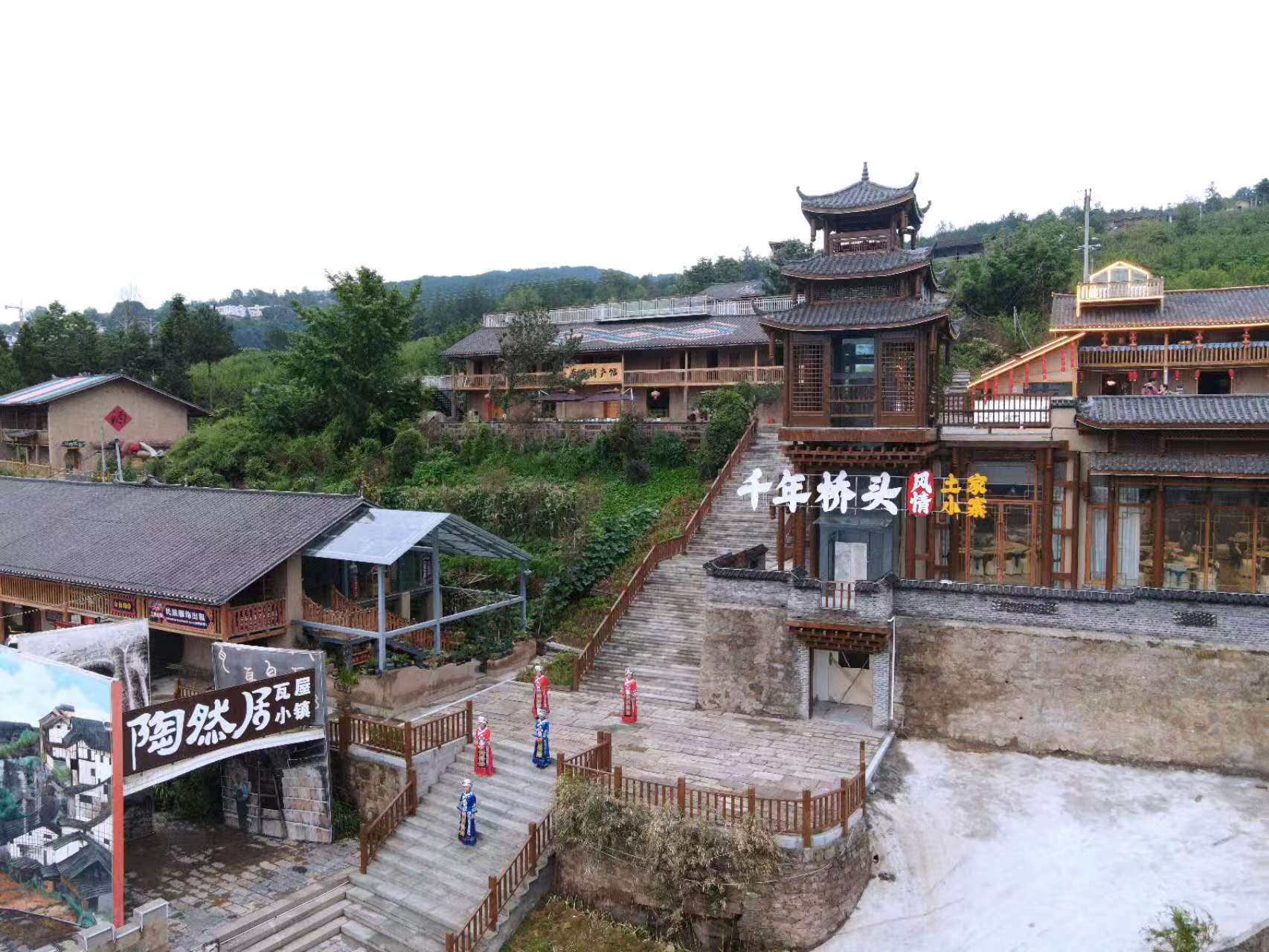 煥然一新的瓦屋村土墻青瓦，土家風(fēng)情濃郁。通訊員 譚艷波 攝