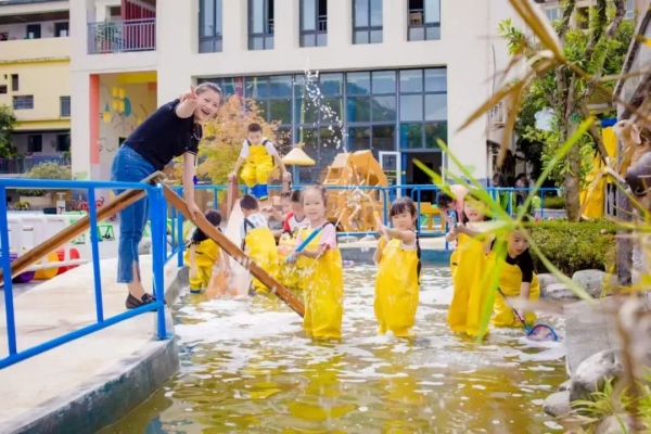 幼兒在園內(nèi)快樂地玩自主游戲。涪陵區(qū)融媒體中心供圖