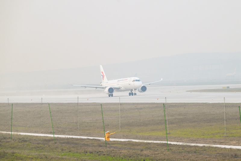 12月26日，重慶江北國際機場，東方航空公司C919飛機執(zhí)飛的MU5428航班（重慶-上海虹橋），成為第四跑道啟用后首個起飛的航班。鄒樂攝