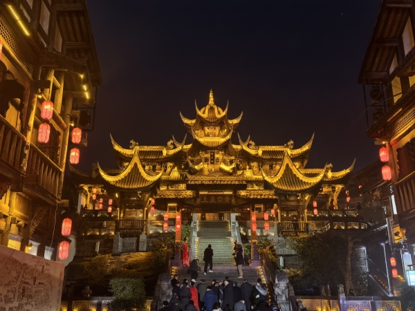 璀璨華燈點亮古鎮(zhèn)夜晚。徐雯瑄攝