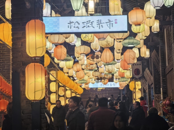 松溉集市熱鬧非凡。徐雯瑄攝