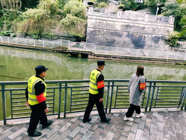 巡湖小隊(duì)在巡查中。龍塔街道供圖