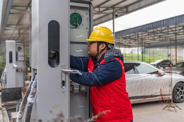 電力人員調(diào)試超充裝置。國(guó)網(wǎng)重慶永川供電公司供圖