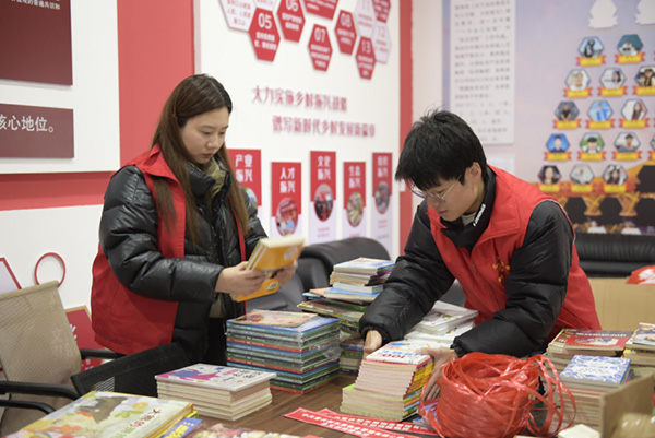 “星火計(jì)劃·燃夢之旅”公益活動現(xiàn)場。重慶新東原物業(yè)供圖