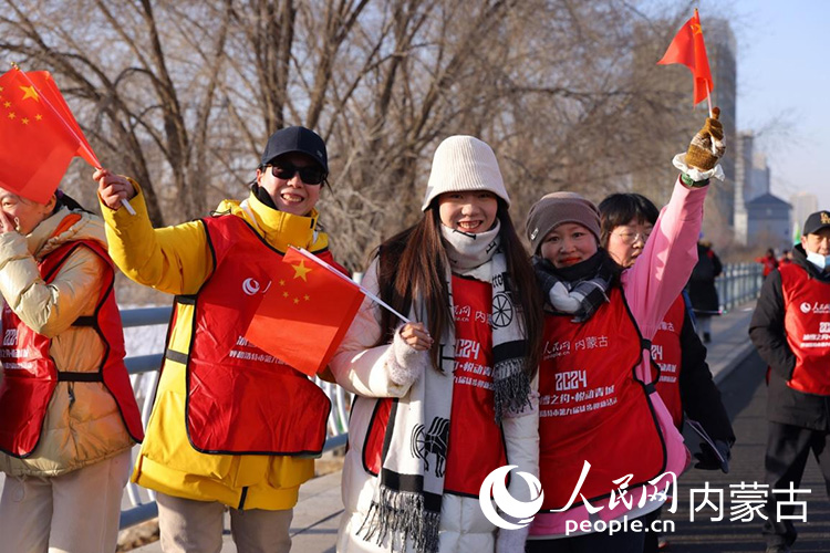 市民徒步迎接新年。人民網(wǎng)記者 富麗娟攝