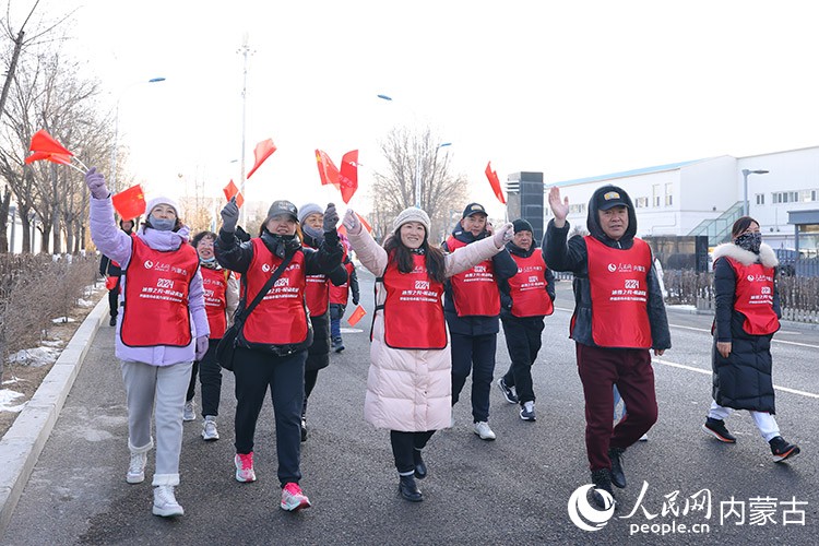 市民徒步迎接新年。人民網(wǎng)記者 劉藝琳攝