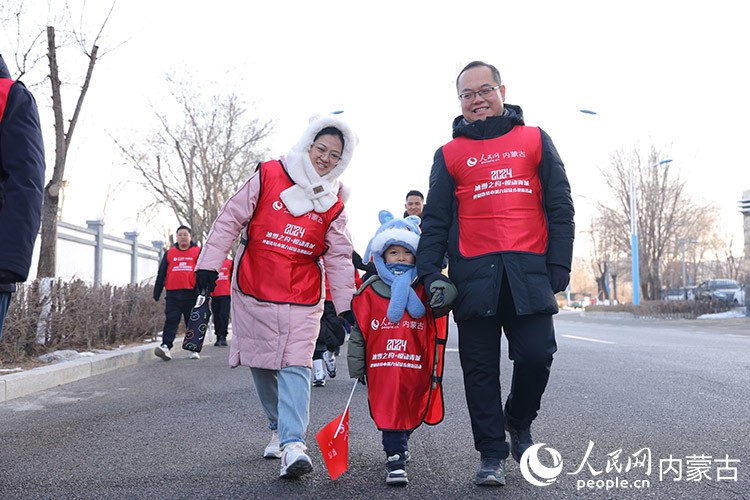 市民徒步迎接新年。人民網(wǎng)記者 富麗娟攝