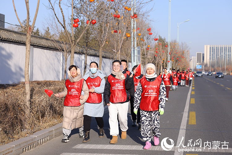 市民徒步迎接新年。人民網(wǎng)記者 寇雅楠攝