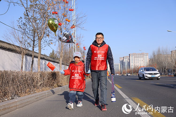 市民徒步迎接新年。人民網(wǎng)記者 寇雅楠攝