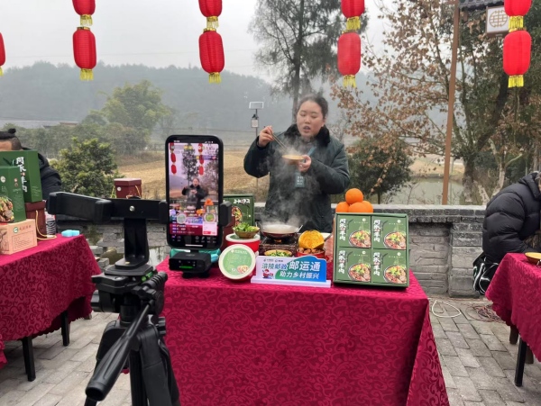 主播現(xiàn)場帶貨直播。任峰攝