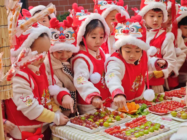傳統(tǒng)小吃品味街里琳瑯滿目。朝幼教育集團(tuán)供圖