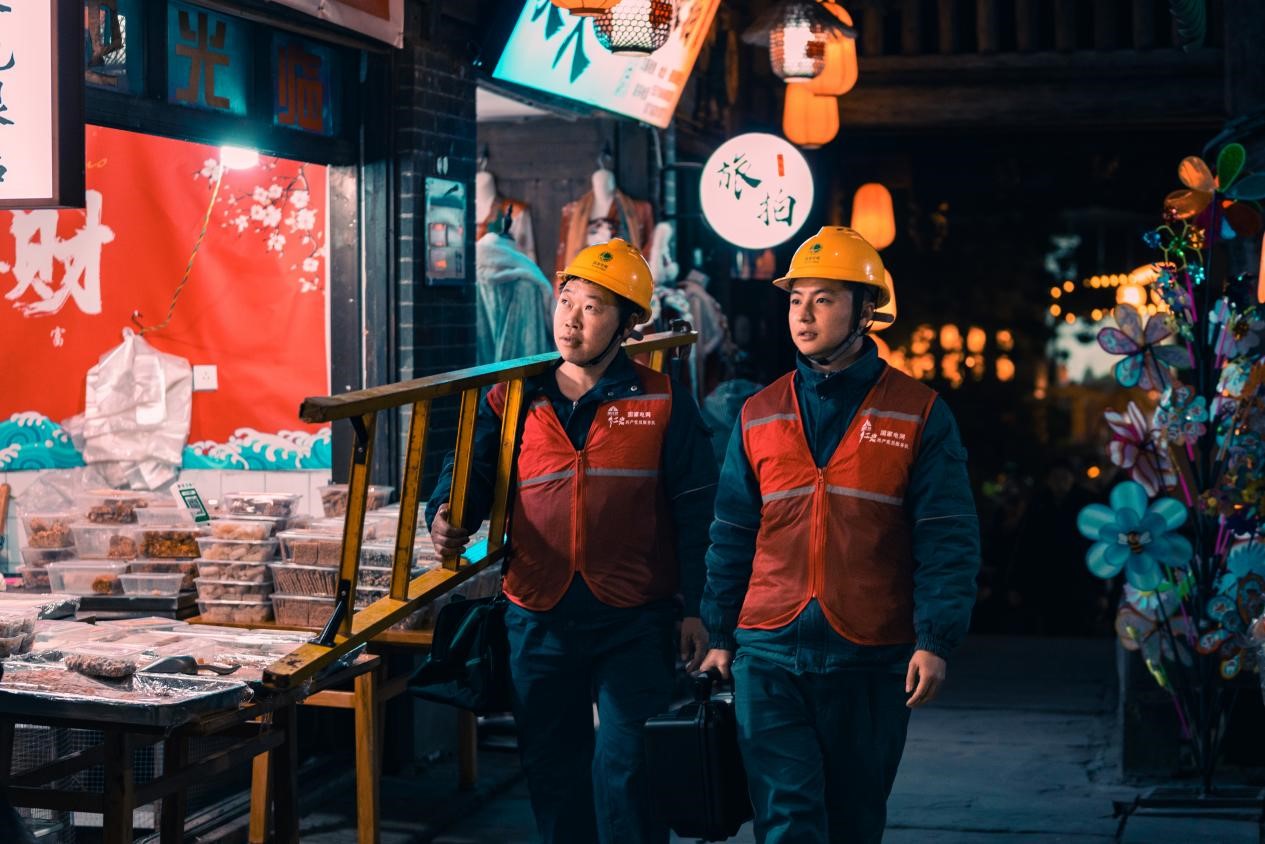 電力人員巡視古鎮(zhèn)用電安全情況。國網(wǎng)重慶永川供電公司供圖