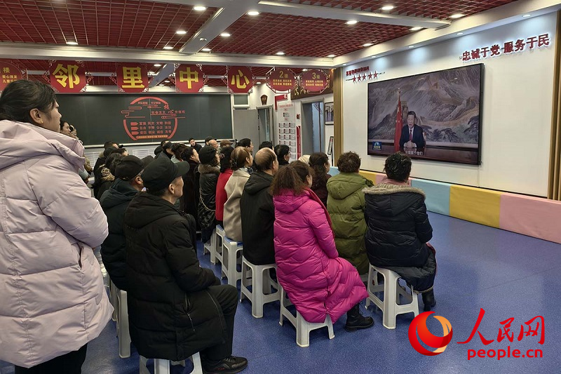 長城花園社區(qū)居民在社區(qū)黨群活動(dòng)中心一起觀看習(xí)近平主席新年賀詞直播。人民網(wǎng)記者 梁宏鑫攝