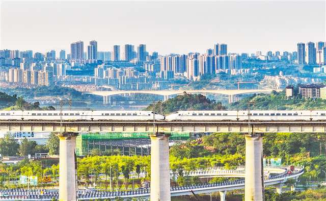 成渝高鐵列車駛過重慶中心城區(qū)。（資料圖片）記者 龍帆 齊嵐森 攝\視覺重慶