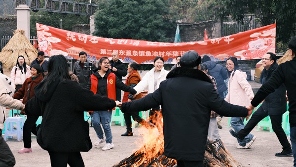 年豬節(jié)現(xiàn)場(chǎng)唱響《云上魚池》村歌。曹若琳攝