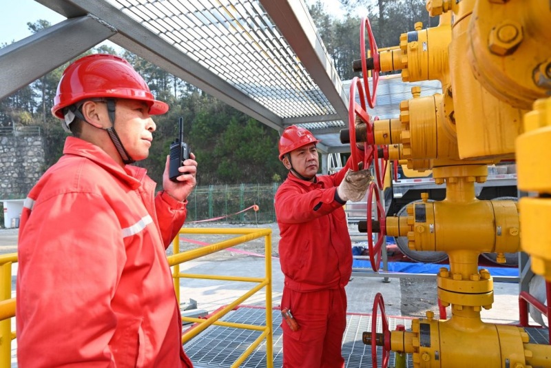 涪陵頁巖氣田采氣員工檢查焦頁90#平臺(tái)新投產(chǎn)氣井運(yùn)行情況。涪陵頁巖氣公司供圖