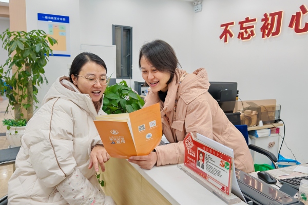 滬漢社區(qū)工作人員辦公。涪陵區(qū)融媒體中心供圖