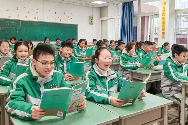 第九十五初級中學(xué)校學(xué)生認(rèn)真學(xué)習(xí)。大渡口區(qū)融媒體中心供圖