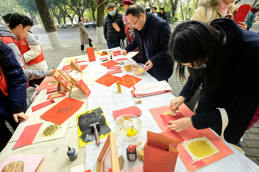互動環(huán)節(jié)—自制拓印紅包。袁杰攝