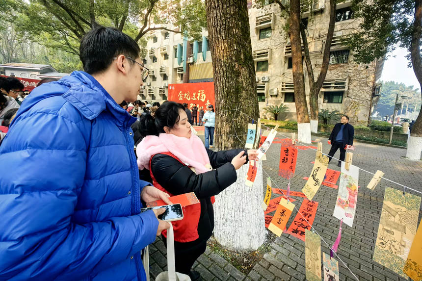 學(xué)生介紹手繪書簽。袁杰攝