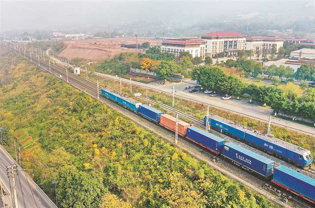1月1日，沙坪壩區(qū)興隆場車站，一列滿載著機(jī)械零件、汽車配件等貨物的列車緩緩啟動(dòng)，標(biāo)志著中歐班列（成渝）新年首班正式開行。通訊員 郭晉 攝/視覺重慶