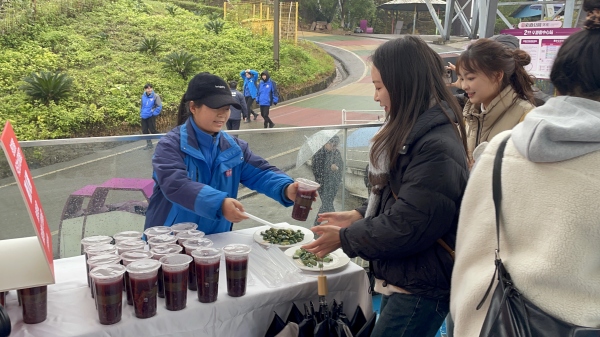 游客領取臘八粥。景區(qū)供圖