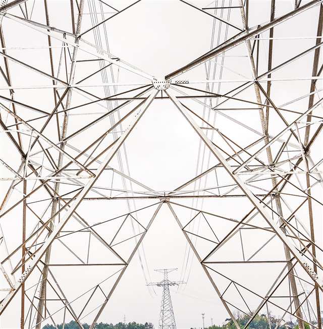 一月八日，“疆電入渝”哈密—重慶±800千伏特高壓直流輸電線路工程（重慶段）全線貫通。記者 張錦輝 攝\視覺(jué)重慶