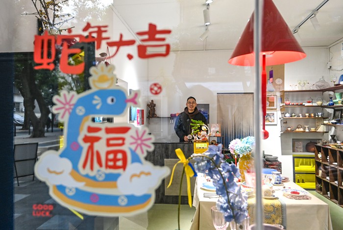 姚遠(yuǎn)翥和他的藝術(shù)家居用品店。九龍城市更新公司提供
