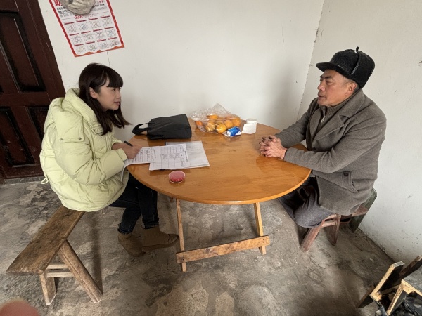 民政干部走訪困難群眾家庭。吳光霞攝
