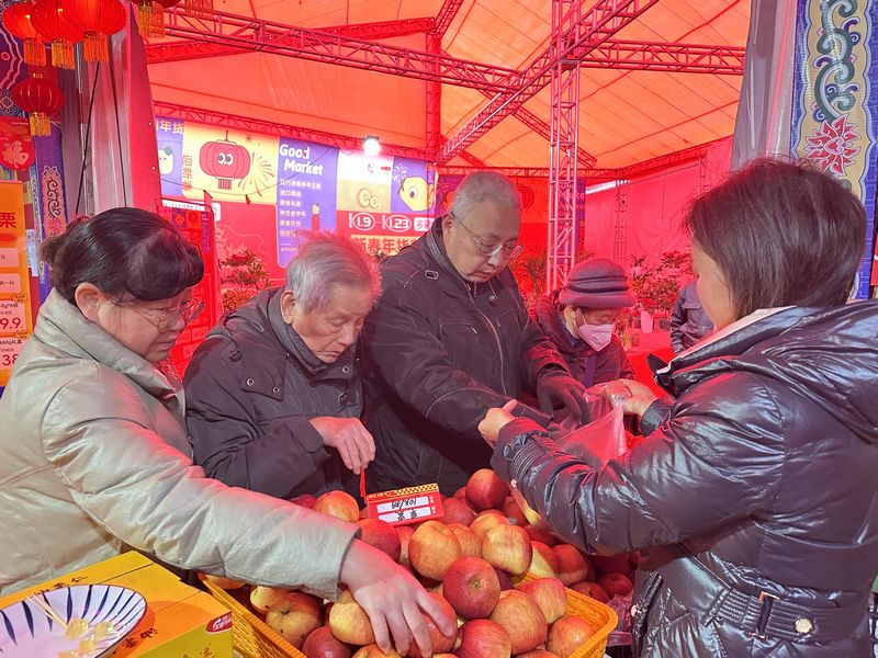 1、消費(fèi)者購買年貨。盧俊攝.jpg