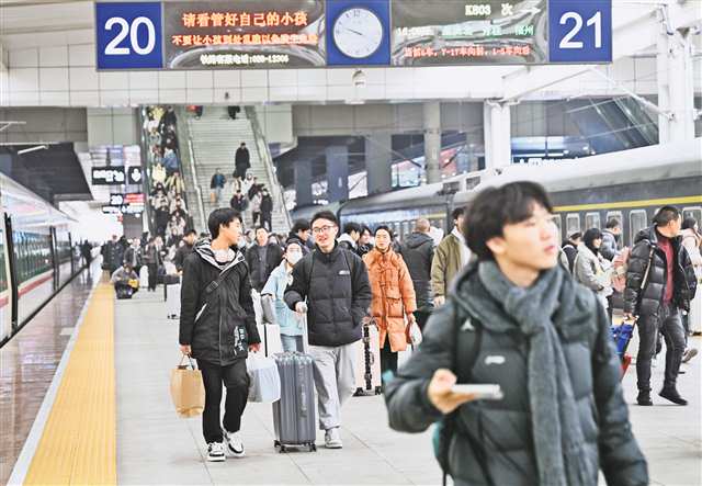 一月十三日，重慶火車北站，旅客走在站臺上。當(dāng)日，乘車旅客中學(xué)生客流明顯增多。記者 崔力 攝\視覺重慶