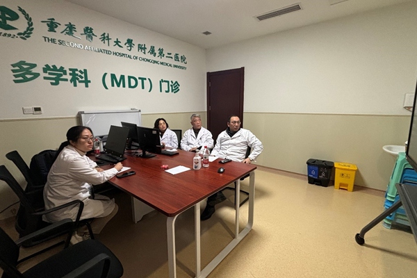 重醫(yī)附二院專家團隊在重慶聽取千里之外的援疆專家們匯報病史并進行充分討論。重醫(yī)附二院供圖
