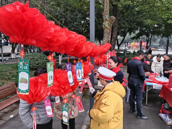 猜燈謎現(xiàn)場。龍山街道供圖
