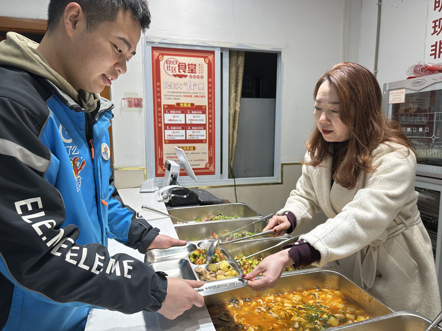 外賣騎手在暖“新”食堂用餐。黃亞輝攝