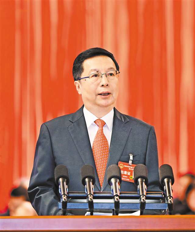 　1月19日上午，重慶市人民大禮堂，重慶市第六屆人民代表大會(huì)第三次會(huì)議開幕。市長胡衡華作政府工作報(bào)告。記者 熊明 齊嵐森 攝/視覺重慶